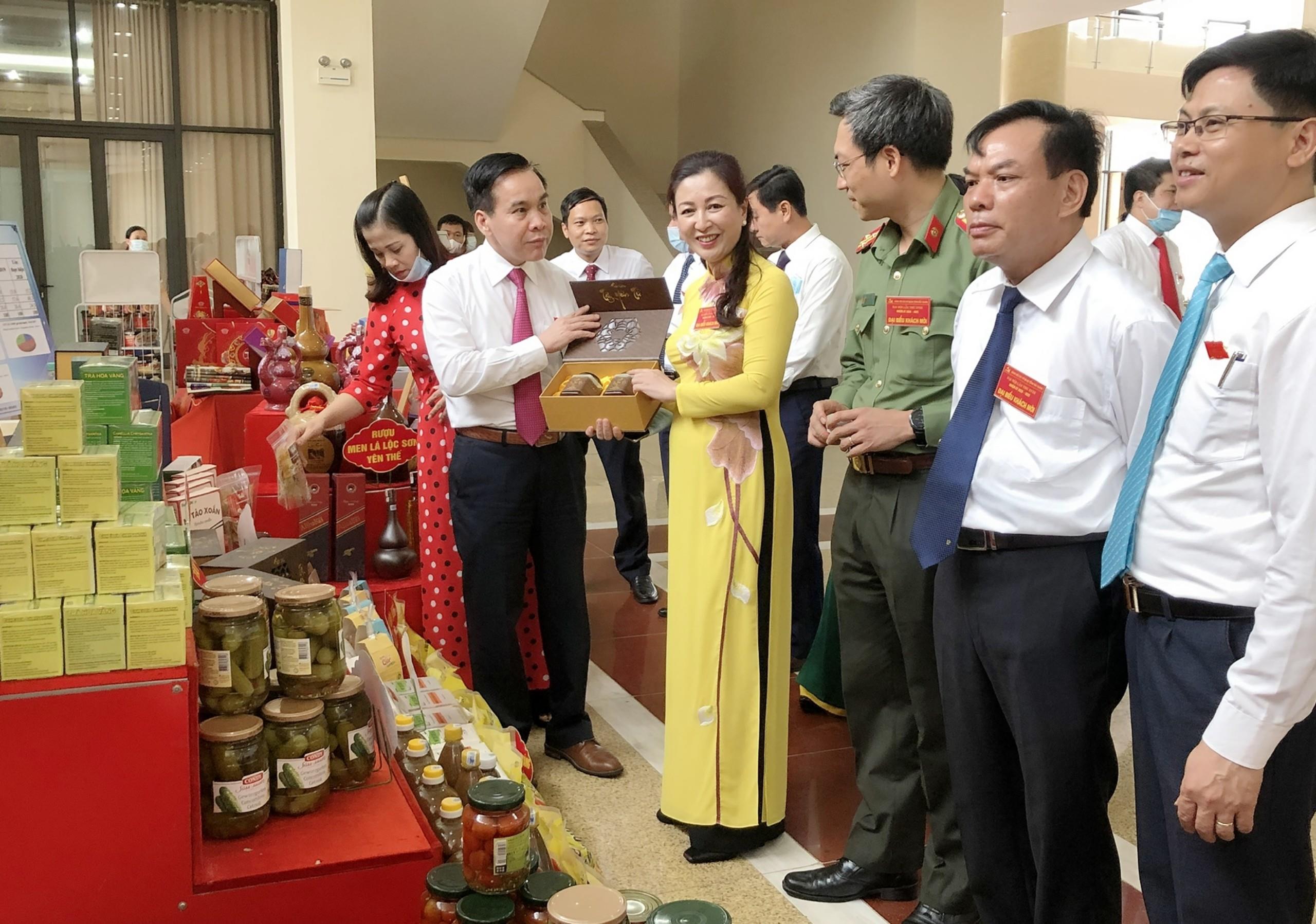 Sản phẩm chủ lực của tỉnh được trưng bày tại Đại hội Đảng bộ CCQ tỉnh Bắc Giang lần thứ XVIII,nhiệm kỳ (2020 – 2025)